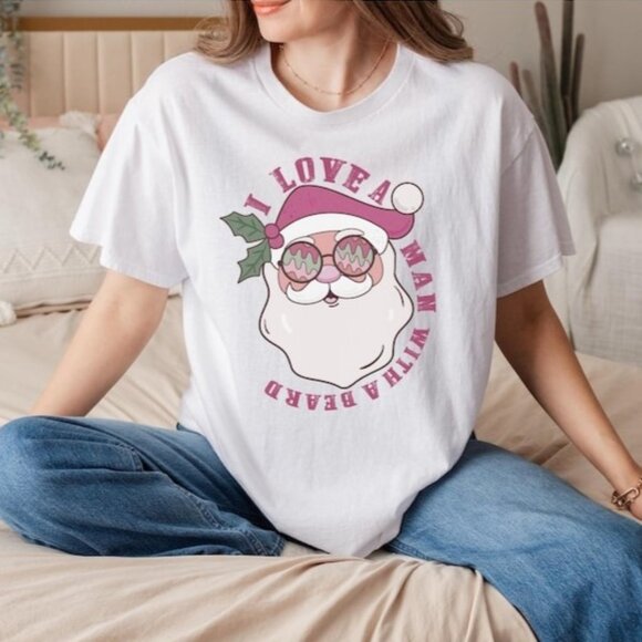 I Love A Man With A Beard Santa Christmas T-Shirt - Picture 1 of 5